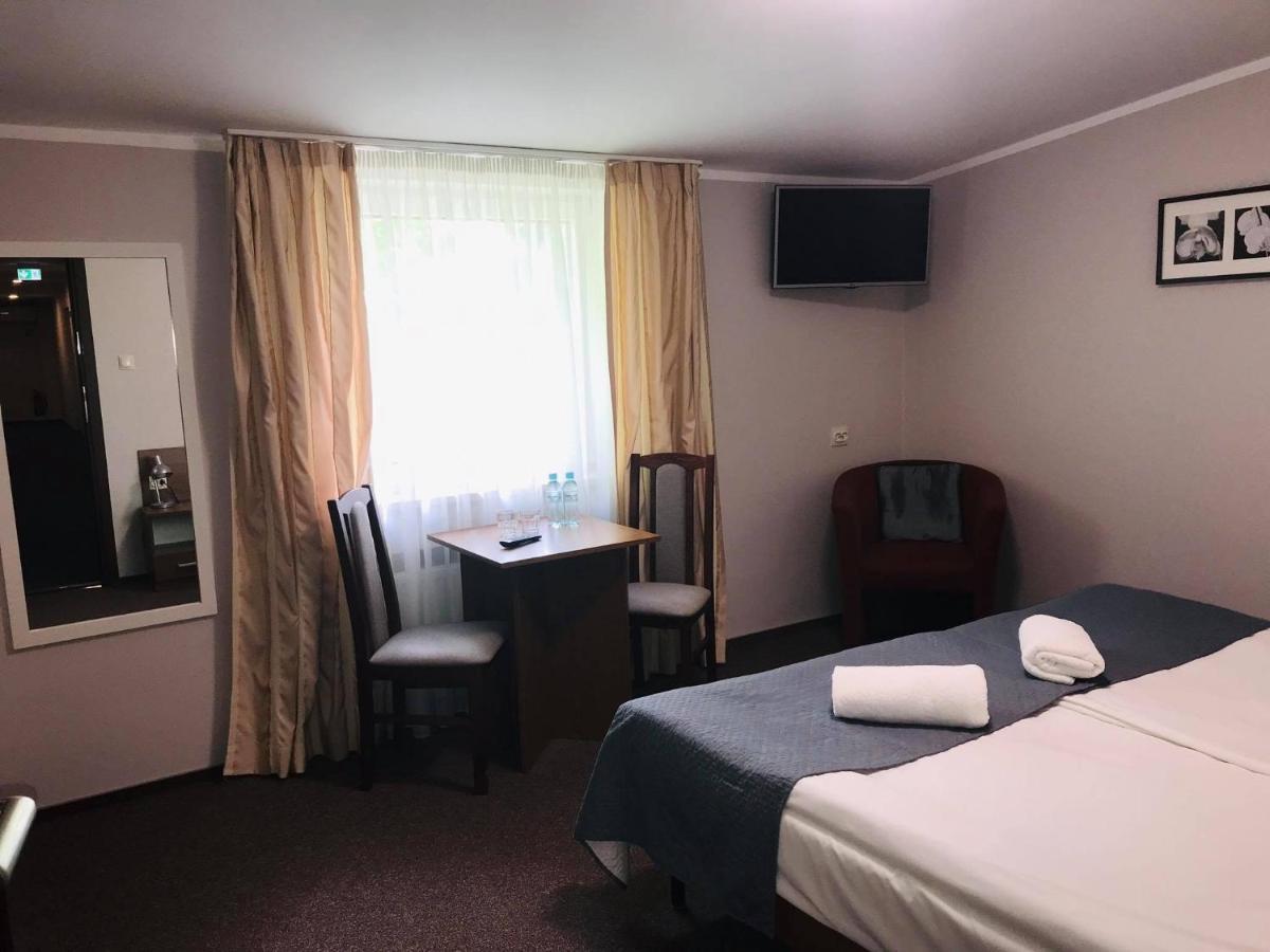 Aparthotel Astral Raszyn Esterno foto