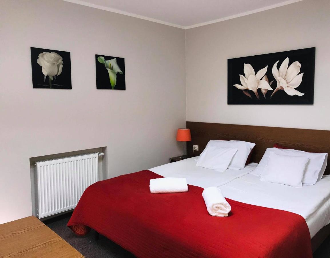 Aparthotel Astral Raszyn Esterno foto