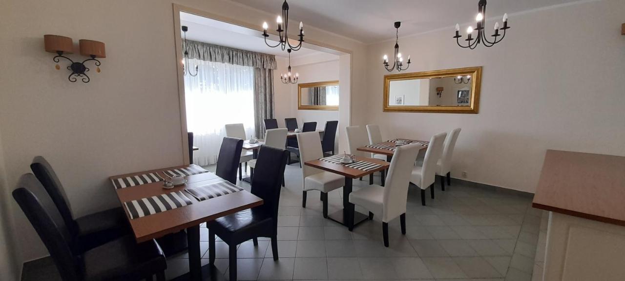 Aparthotel Astral Raszyn Esterno foto