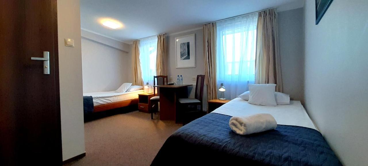 Aparthotel Astral Raszyn Esterno foto